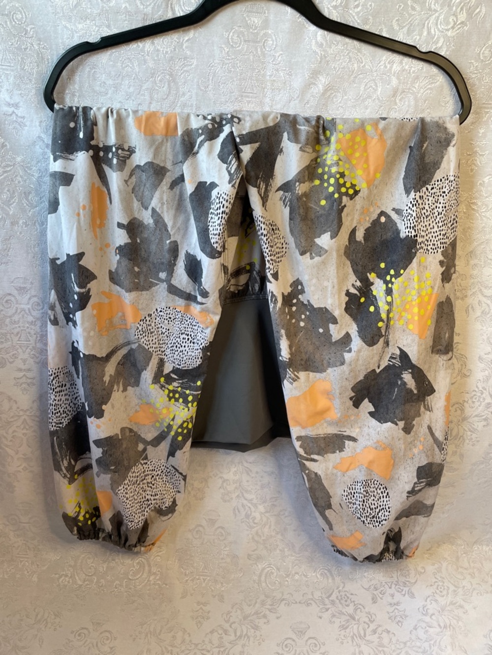 NWOT LuLuLemon Abstract Print Lightweight bubble Pants.  Size 6. - Picture 2 of 5
